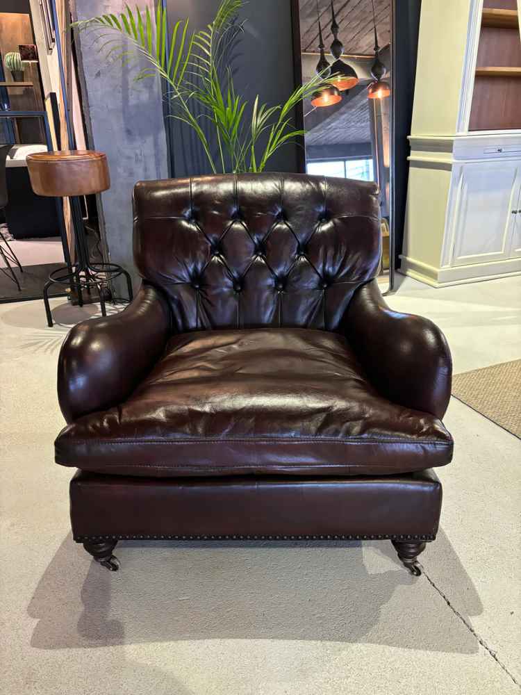 Chesterfield Ledersessel mit Holzbeinen | Modell CALEDONIAN