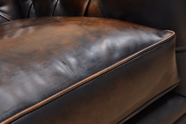 Chesterfield Sofa aus Leder mit Holzbeinen | Modell GYMA G